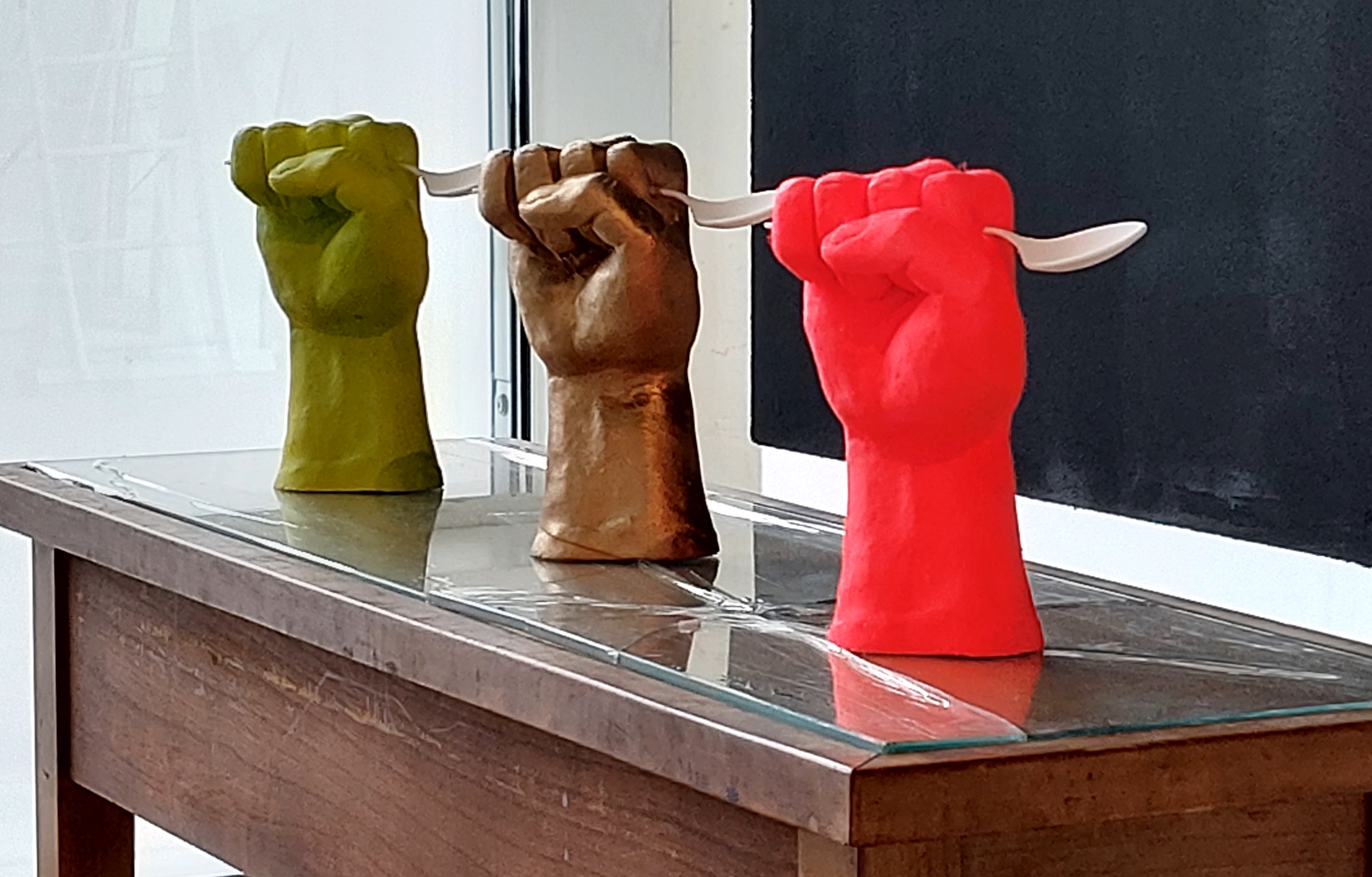 Katharina Brandl, Spoon Revolution“ oder „More for Care“, 3-D Druck nach einer Keramik
3 Fäuste mit Löffeln
Ø 10 cm, 2022