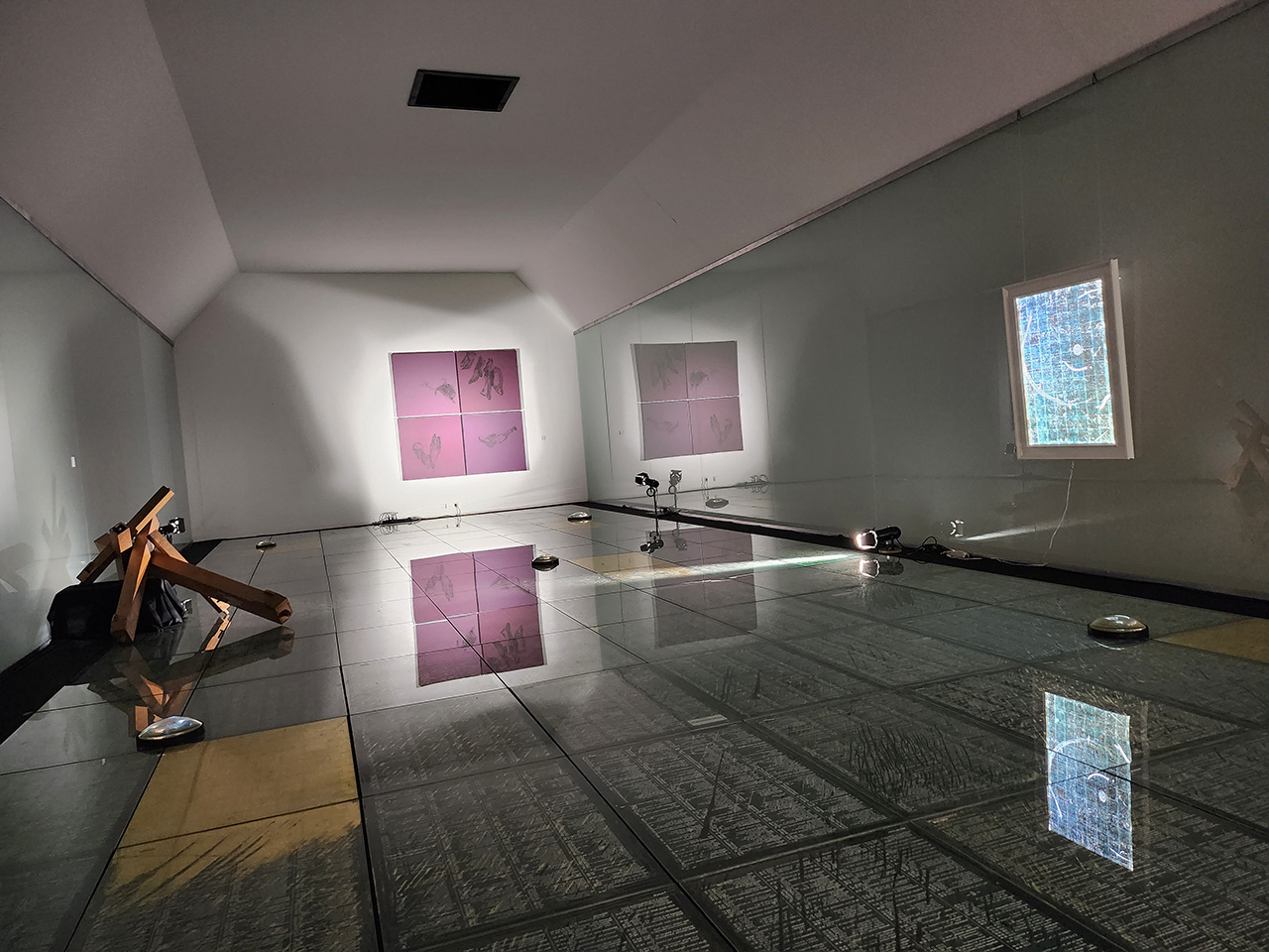 Johannes Angerbauer Goldhoff, 2023, Leuchtendes-Gold-Rauminstallation-Margret-Bilger-Galerie in Zusammenarbeit mit Andreas Schönangerer