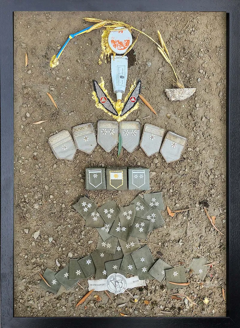 2023, Assemblage-06, Wandobjekt, 50 x 70cm, Friedenssalbung, Sternenstaub