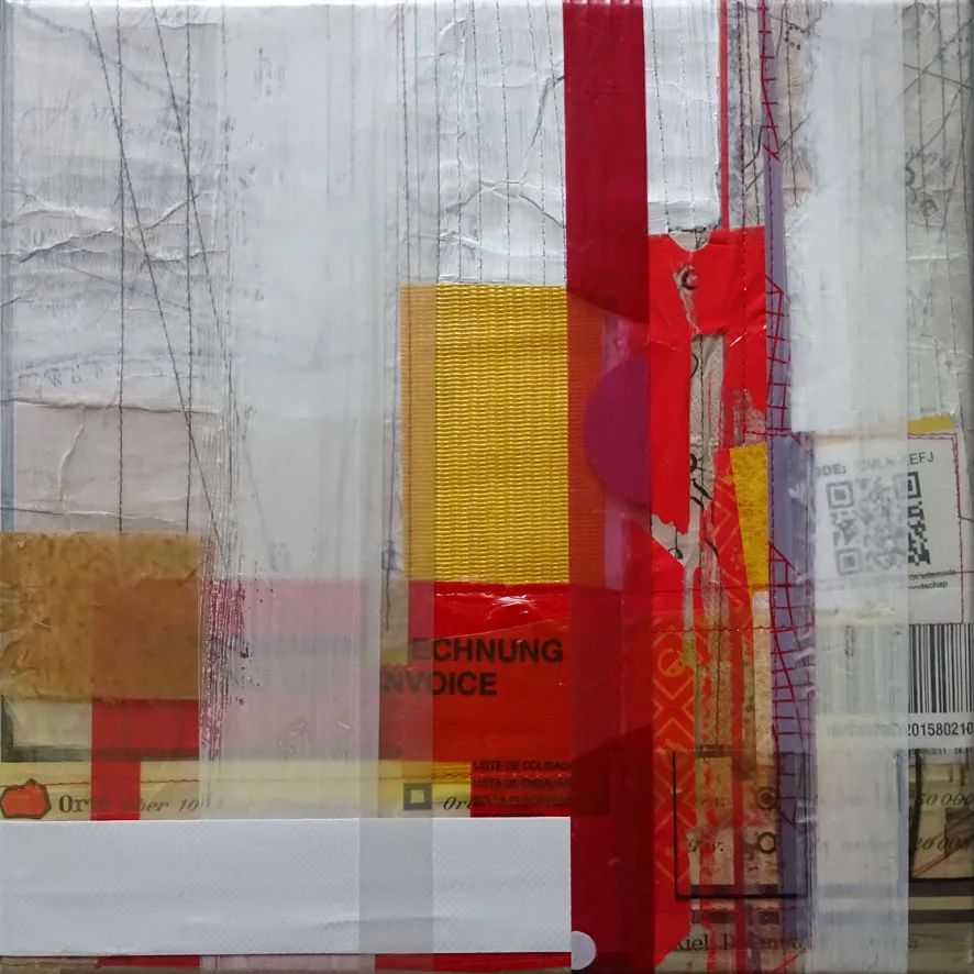 Irene Wölfl, „Red 0216“, Verpackungs- und Abfallmaterialien aus Papier und Kunststoff