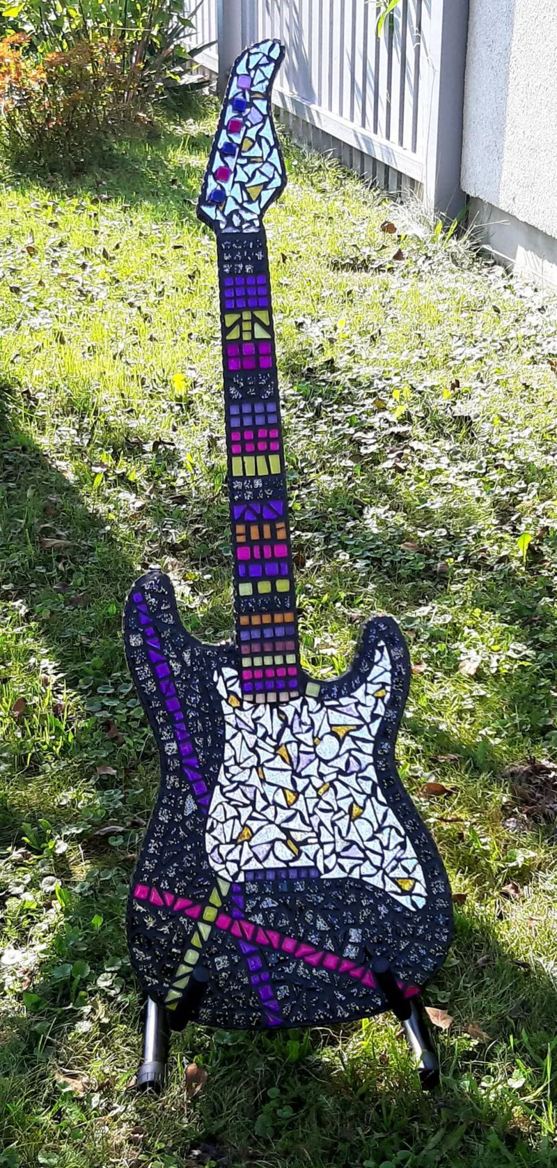 Heavy Metal Romance
Glasmosaik auf Gitarre