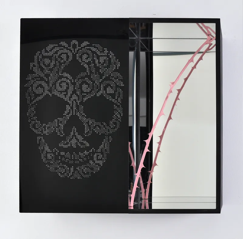 Der Tod und das Mädchen Kreuzstich auf Plexiglas, mixed media 2018