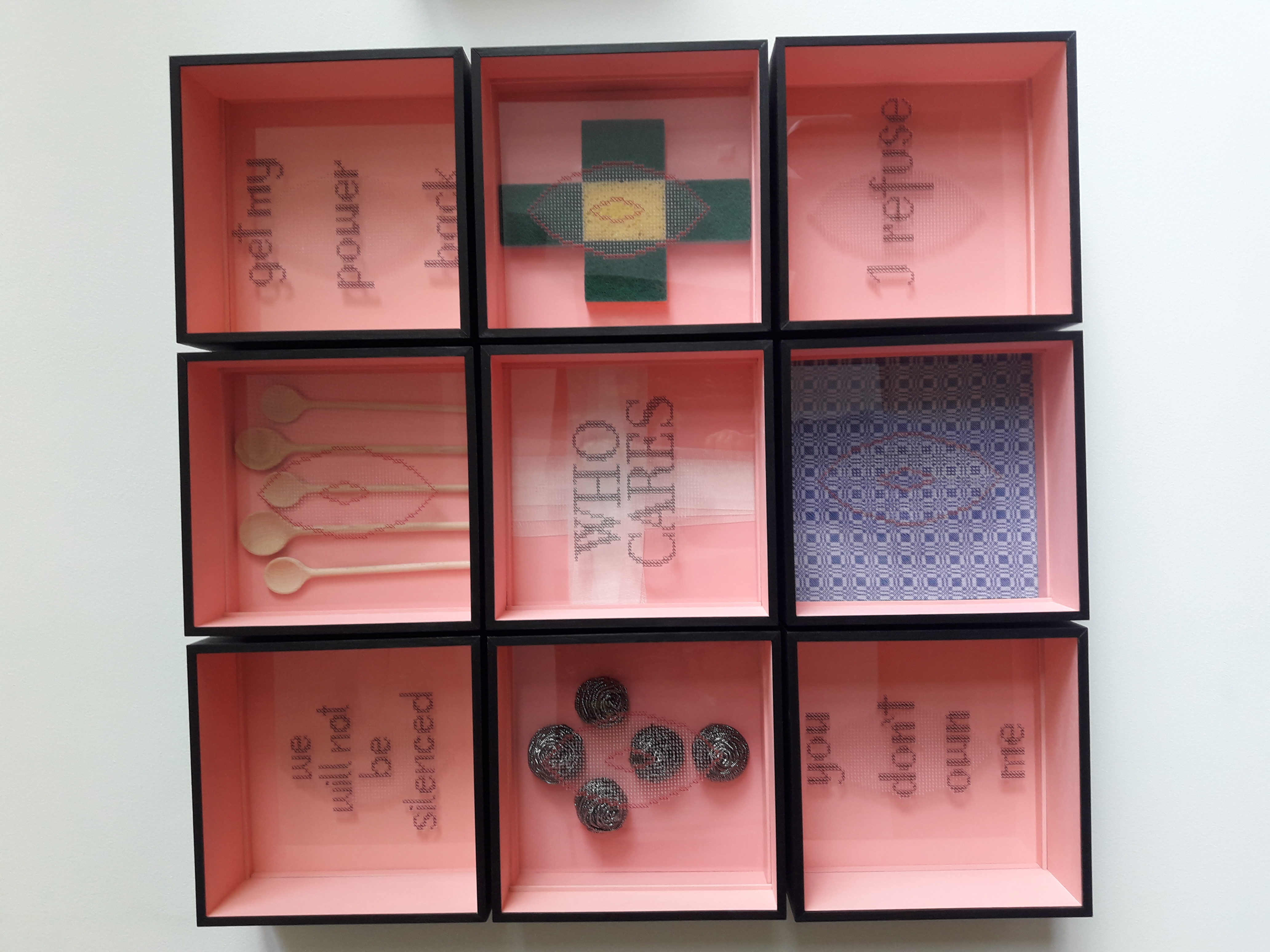 Ingrid Wurzinger-Leitner, not born with it, Mantras, Kreuzstich auf Plexiglas, mixed media entstanden zwischen 2020 bis 2023