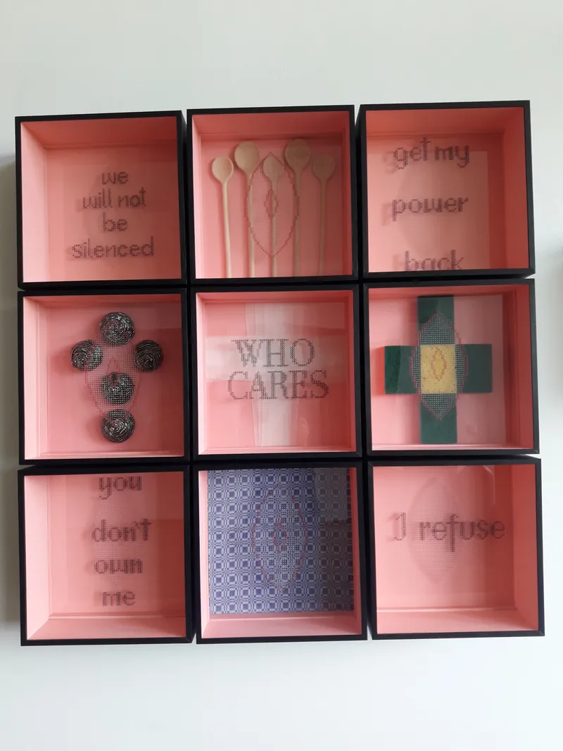 not born with it, Mantras, Kreuzstich auf Plexiglas, mixed media entstanden zwischen 2020 bis 2023