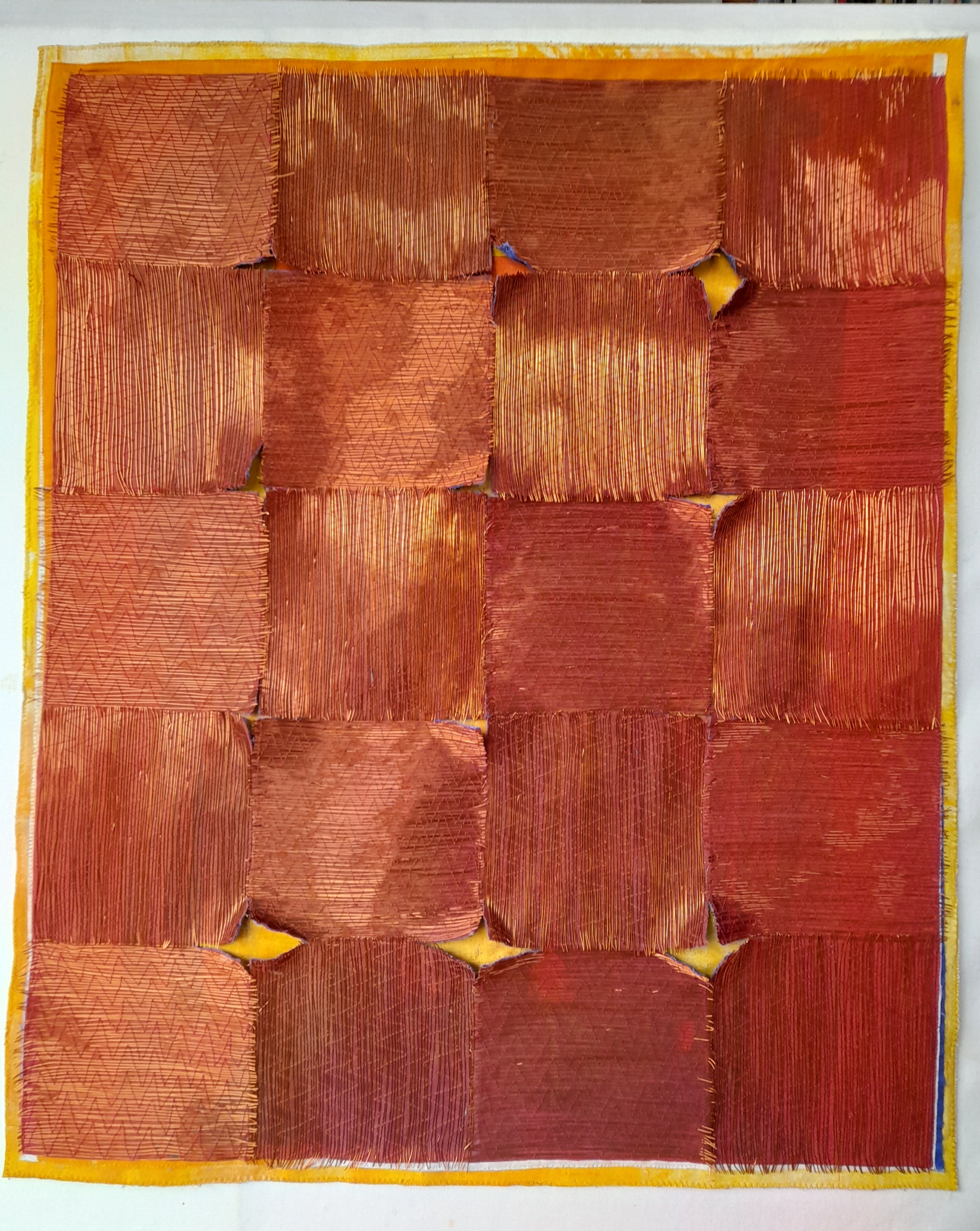 Monika Steiner, Drahtrelief/ROT 2023, 66x53, Siebdruck auf Baumwolle, lackierter Kupferdraht 0,42 mm